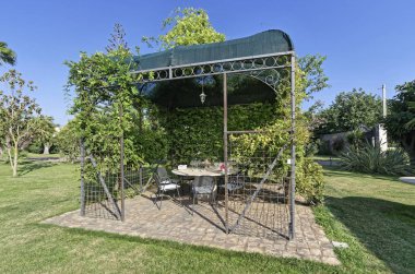 İtalya, Sicilya, çardak kırsal çiftlik evinin bahçesinde