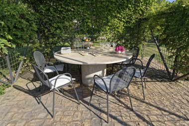 İtalya, Sicilya, Ragusa eyaletinin; 29 Ağustos 2018, çiftlik kırsal - editoryal bahçede çardak