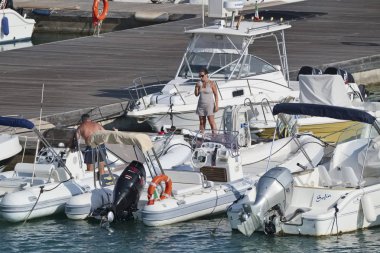 İtalya, Sicilya, Akdeniz, Marina di Ragusa; 2 Eylül 2018, insanlar, tekneler ve Lüks Yatlar Port - Editörden