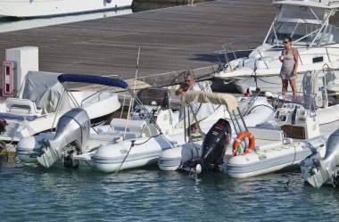 İtalya, Sicilya, Akdeniz, Marina di Ragusa; 2 Eylül 2018, insanlar, tekneler ve Lüks Yatlar Port - Editörden