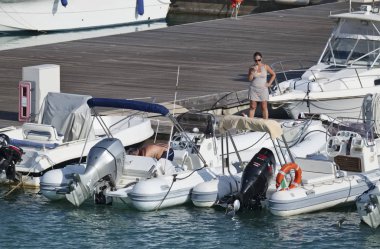 İtalya, Sicilya, Akdeniz, Marina di Ragusa; 2 Eylül 2018, insanlar, tekneler ve Lüks Yatlar Port - Editörden