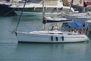 İtalya, Sicilya, Akdeniz, Marina di Ragusa; 2 Eylül 2018, insanlar üzerinde Port - editoryal bir Yelkenli tekne