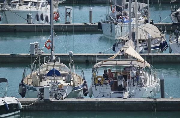 Italia Sicilia Mar Mediterraneo Marina Ragusa Settembre 2018 Persone Barca — Foto Stock