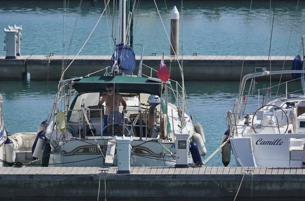 İtalya, Sicilya, Akdeniz, Marina di Ragusa; 4 Eylül 2018, adam onun Yelkenli tekne Port - yazı işleri