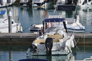 İtalya, Sicilya, Akdeniz, Marina di Ragusa; 4 Eylül 2018, motorlu tekneler limanda - Editörden