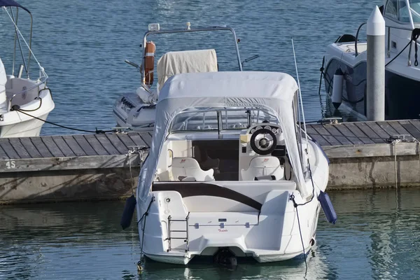 Italien Sicilien Medelhavet Marina Ragusa September2018 Motorbåtar Hamnen Ledare — Stockfoto
