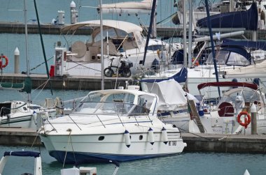 İtalya, Sicilya, Akdeniz, Marina di Ragusa; 7 Eylül 2018, Lüks Yatlar port - Editörden