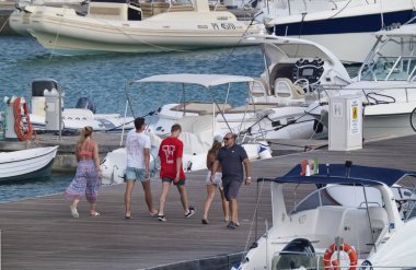 İtalya, Sicilya, Akdeniz, Marina di Ragusa; 7 Eylül 2018, insanlar, tekneler ve Lüks Yatlar Port - Editörden