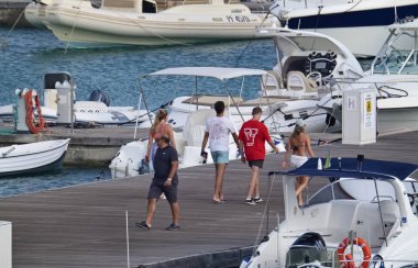 İtalya, Sicilya, Akdeniz, Marina di Ragusa; 7 Eylül 2018, insanlar, tekneler ve Lüks Yatlar Port - Editörden