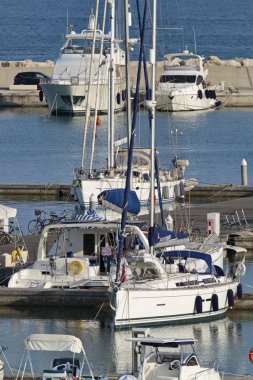 İtalya, Sicilya, Akdeniz, Marina di Ragusa; 11 Eylül 2018, Lüks Yatlar port - Editörden