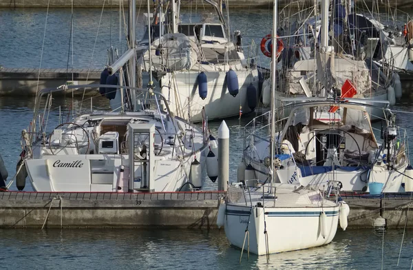 İtalya, Sicilya, Akdeniz, Marina di Ragusa; 14 Eylül 2018, Yelkenli tekneler limanda - Editörden