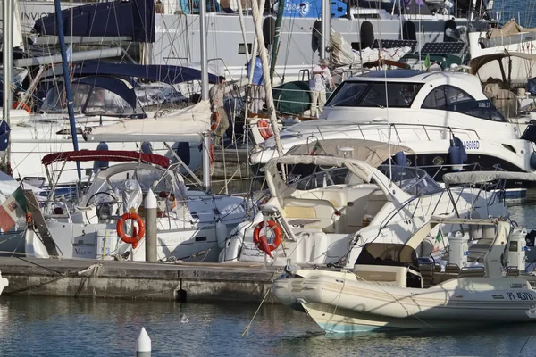 Italia Sicilia Mar Mediterráneo Marina Ragusa Septiembre 2018 Barcos Motor —  Fotos de Stock