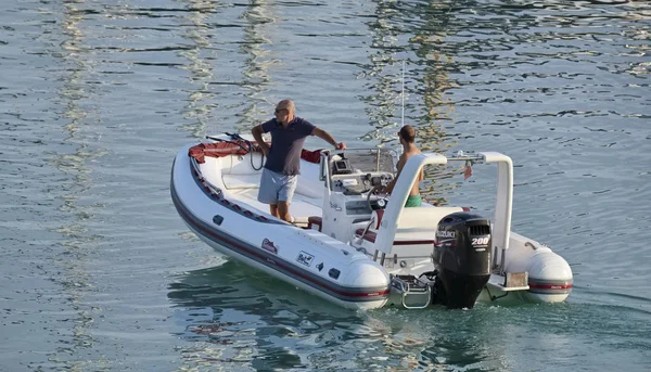 Italia Sicilia Mar Mediterráneo Marina Ragusa Septiembre 2018 Personas Barco — Foto de Stock