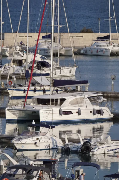 Italien Sicilien Medelhavet Marina Ragusa September 2018 Motorbåtar Och Lyxbåtar — Stockfoto