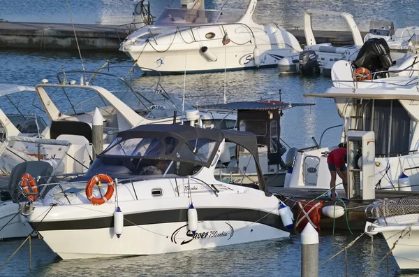 意大利 西西里岛 地中海 滨海堤沙 2018年9月16日 小船和豪华游艇在口岸 — 图库照片