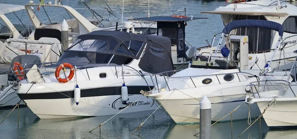 Italien Sicilien Medelhavet Marina Ragusa September 2018 Motorbåtar Och Lyxbåtar — Stockfoto