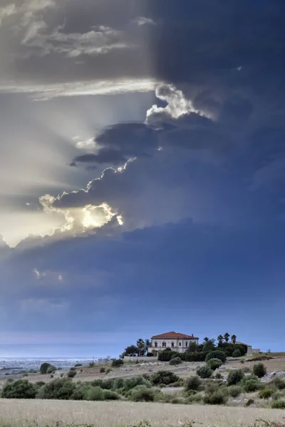 Itália Sicília Província Ragusa Antiga Casa Pedra Campo Nuvens Tempestuosas — Fotografia de Stock