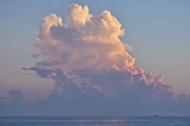 İtalya, Sicilya, Akdeniz deniz, kargo gemisi ve gün batımında fırtınalı bulutlar