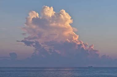 İtalya, Sicilya, Akdeniz deniz, kargo gemisi ve gün batımında fırtınalı bulutlar