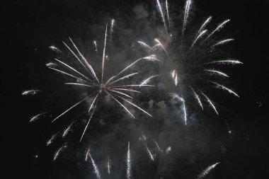 İtalya, Sicilya, Marina di Ragusa, gece havai fişek