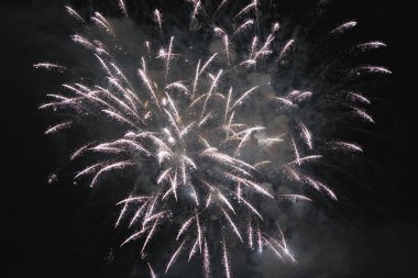 İtalya, Sicilya, Marina di Ragusa, gece havai fişek