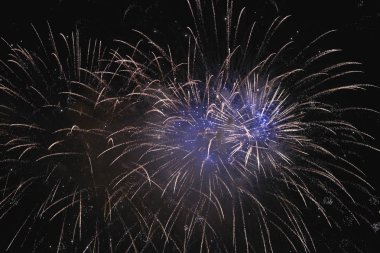 İtalya, Sicilya, Marina di Ragusa, gece havai fişek