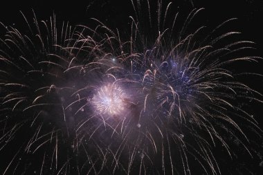 İtalya, Sicilya, Marina di Ragusa, gece havai fişek