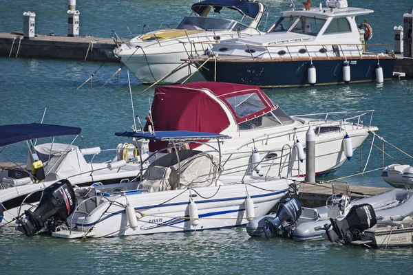 Italia Sicilia Mar Mediterráneo Marina Ragusa Septiembre 2018 Barcos Motor — Foto de Stock