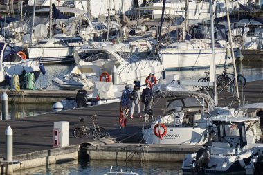 İtalya, Sicilya, Akdeniz, Marina di Ragusa; 30 Eylül 2018, insanlar, tekneler ve Lüks Yatlar Port - Editörden