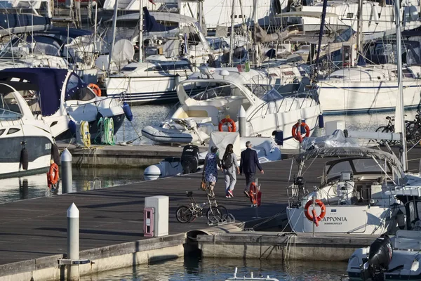 Talya Sicilya Akdeniz Marina Ragusa Eylül 2018 Insanlar Tekneler Lüks — Stok fotoğraf