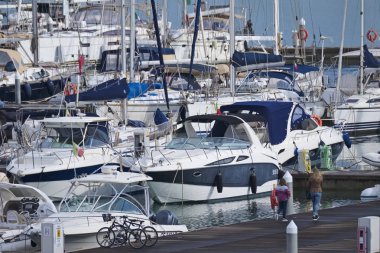 İtalya, Sicilya, Akdeniz, Marina di Ragusa; 2 Ekim 2018, insanlar, tekneler ve Lüks Yatlar Port - Editörden