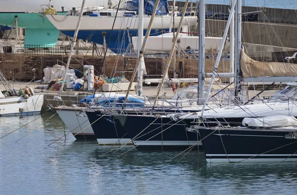Olaszország Szicília Földközi Tenger Marina Ragusa Vitorlás Hajók Kikötőben Szerkesztői — Stock Fotó