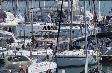 İtalya, Sicilya, Akdeniz, Marina di Ragusa; 5 Ekim 2018, Lüks Yatlar port - Editörden