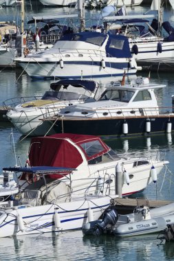 İtalya, Sicilya, Akdeniz, Marina di Ragusa; 5 Ekim 2018, motorlu tekne ve Lüks Yatlar Port - Editörden