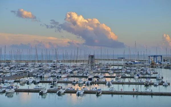 イタリア シチリア島 地中海 マリーナ ラグーザ 日没時に港のボートや豪華ヨット — ストック写真