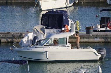 İtalya, Sicilya, Akdeniz, Marina di Ragusa; 6 Ekim 2018, insanlar üzerinde Port - editoryal bir motorlu tekne