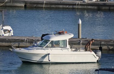 İtalya, Sicilya, Akdeniz, Marina di Ragusa; 6 Ekim 2018, insanlar üzerinde Port - editoryal bir motorlu tekne