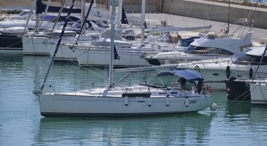 İtalya, Sicilya, Akdeniz, Marina di Ragusa; 7 Ekim 2018, insanlar üzerinde Port - editoryal bir Yelkenli tekne