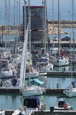 İtalya, Sicilya, Akdeniz, Marina di Ragusa; 7 Ekim 2018, motorlu tekneler ve kuxury yachst Port - Editörden