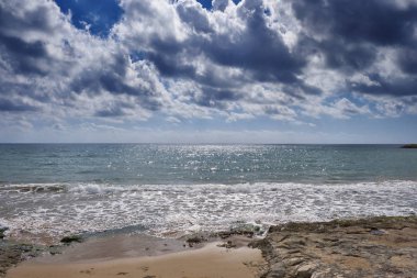 İtalya, Sicilya, Akdeniz deniz, Güney Doğu kıyı şeridi, Donnalucata (Ragusa eyaletinde), sahillerinin görüntülemek