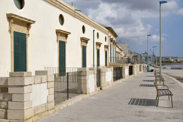 Italien Sicilien Middelhavet Donnalucata Ragusa Provinsen Gamle Huse Strandpromenaden - Stock-foto