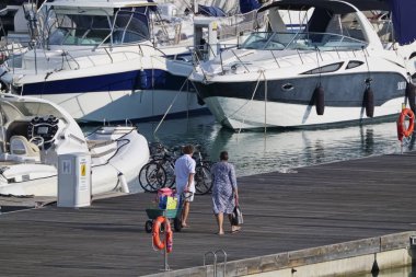 İtalya, Sicilya, Akdeniz, Marina di Ragusa; 9 Ekim 2018, insanlar, tekneler ve Lüks Yatlar Port - Editörden