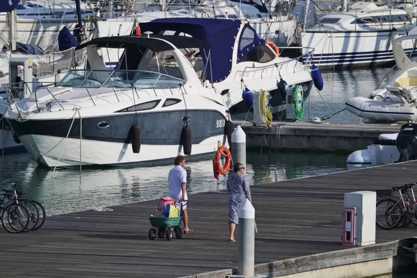 Италия Сицилия Средиземное Море Marina Ragusa Октября 2018 Люди Лодки — стоковое фото