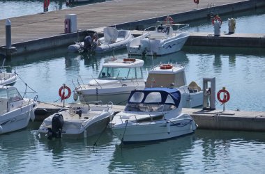 İtalya, Sicilya, Akdeniz, Marina di Ragusa; 10 Ekim 2018, motorlu tekneler limanda - Editörden