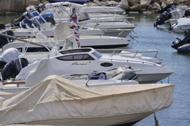 İtalya, Sicilya, Akdeniz, Punta Secca (Ragusa eyaletinde); 10 Ekim 2018, motorlu tekneler limanda - Editörden