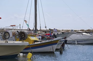 İtalya, Sicilya, Akdeniz, Punta Secca (Ragusa eyaletinde); 10 Ekim 2018, ahşap balıkçı tekneleri limanda - Editörden