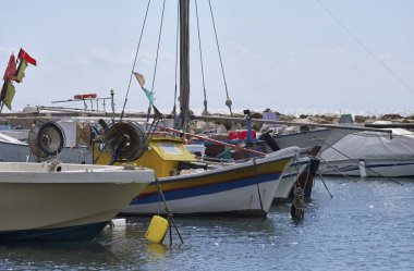 İtalya, Sicilya, Akdeniz, Punta Secca (Ragusa eyaletinde); 10 Ekim 2018, ahşap balıkçı tekneleri limanda - Editörden