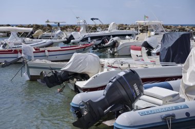 İtalya, Sicilya, Akdeniz, Punta Secca (Ragusa eyaletinde); 10 Ekim 2018, motorlu tekneler limanda - Editörden