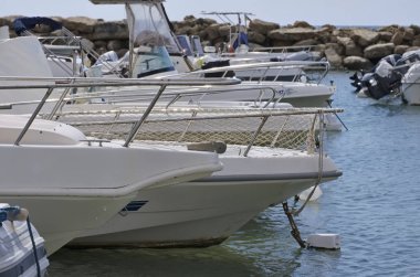 İtalya, Sicilya, Akdeniz, Punta Secca (Ragusa eyaletinde); 10 Ekim 2018, motorlu tekneler limanda - Editörden