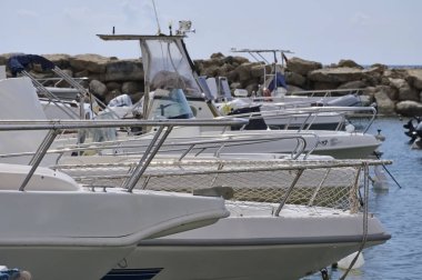 İtalya, Sicilya, Akdeniz, Punta Secca (Ragusa eyaletinde); 10 Ekim 2018, motorlu tekneler limanda - Editörden